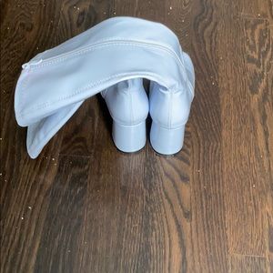 Woman’s size 7 white boots